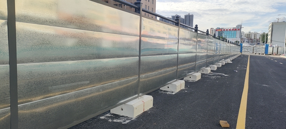 布吉客運配套樞紐之鐵東路工程，C款鋼圍擋保障施工安全