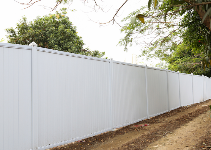 如何選購(gòu)優(yōu)質(zhì)的PVC圍擋？從材料到售后服務(wù)全面分析！旭東鋼構(gòu)圍擋