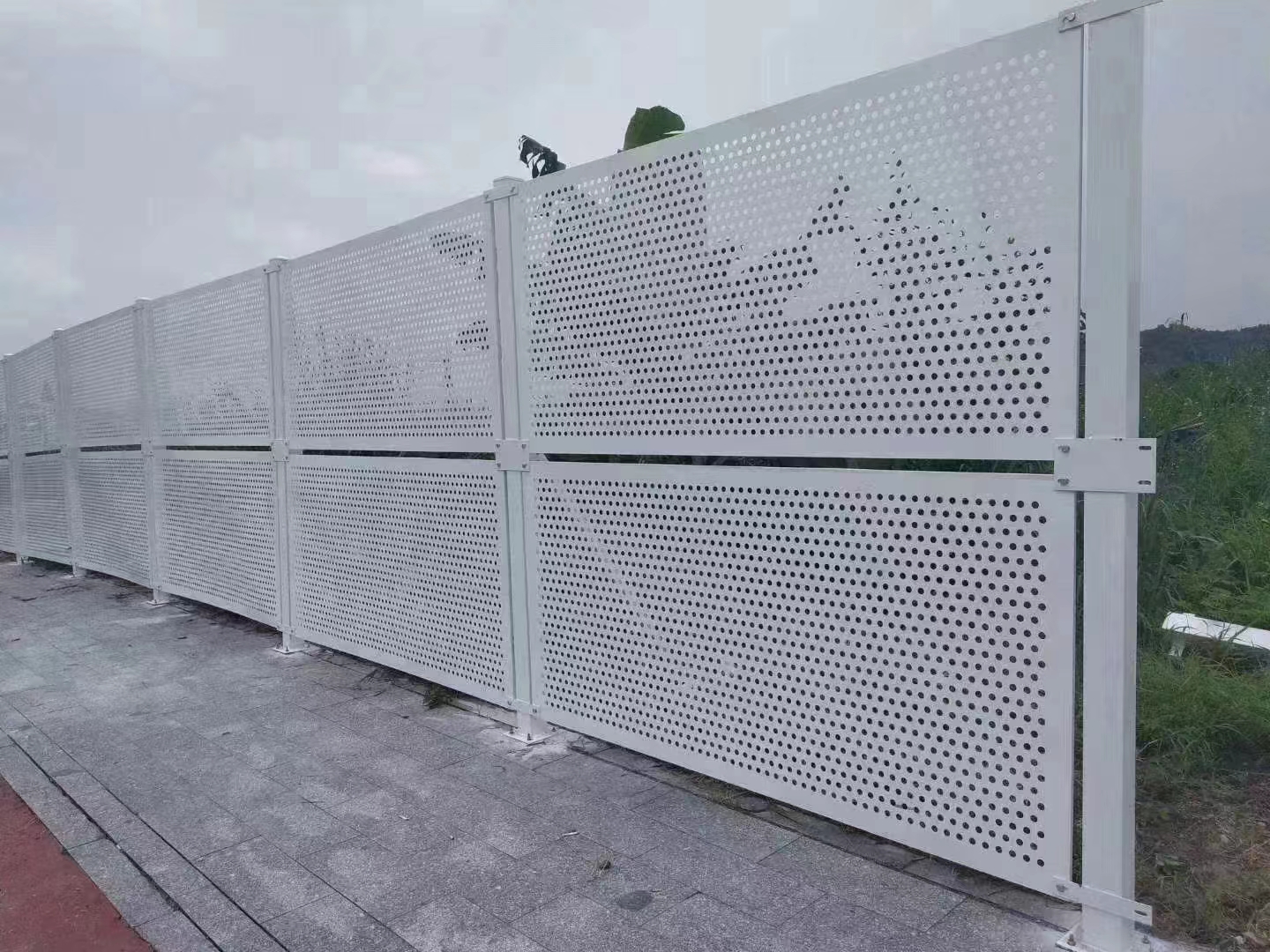 PVC工地圍擋耐用性探析：抗候、抗沖擊、抗化學(xué)品等優(yōu)勢【旭東鋼構(gòu)圍擋】