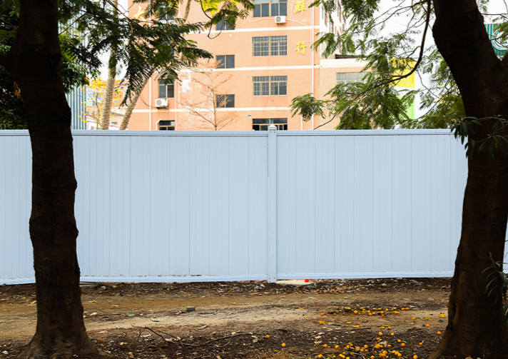 PVC工地圍擋的防風(fēng)性能如何？旭東鋼構(gòu)圍擋廠家